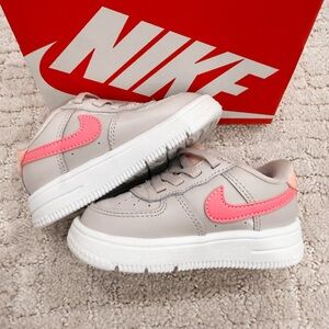 Nike Blazer Mid ‘77 Light Gray Sneakers with Pink Swoosh